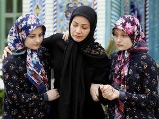 اشک‌های بازیگر پایتخت در مراسم تشییع خشایار الوند + عکس