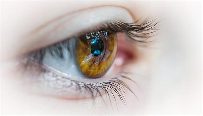 5 کاری که به سلامتی چشم شما آسیب می‌رساند