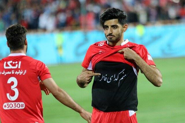 بوسه ترابی بر پیراهن پرسپولیس روبروی تیم سابقش