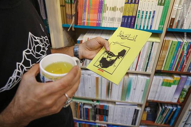 علی رکاب هم کتابی از کتاب های شهید چمران را بر می دارد و به نگاه عاشقانه او به زندگی اشاره می کند. او متاسف است که موسسه شهید چمران در ارائه شکیل و مناسب کتاب های شهید چمران به بازار کتاب، خوب عمل نمی کند.