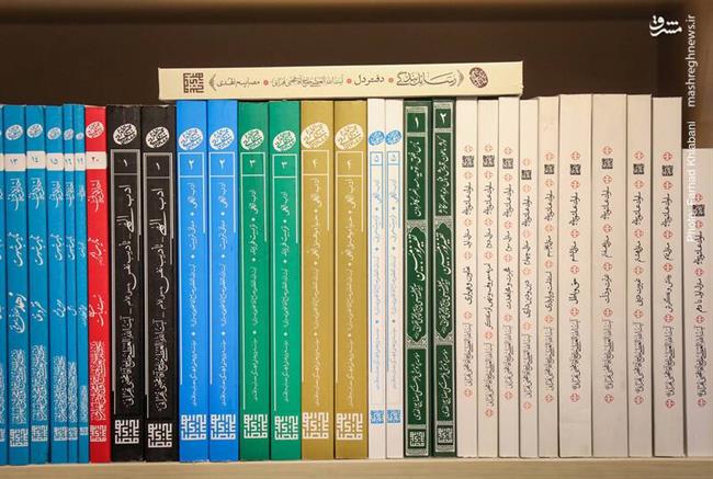 کتاب های آیت الله مجتبی طهرانی از جمله کتاب هایی است که از نظر تعداد بیشتر از کتاب های دیگر جلب توجه می کند.