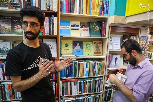 رکاب می گوید: هر کتابفروشی که کتاب های امام و رهبری را به طور مشخص و تفکیک شده تبلیغ کرده و بفروشد با فروش بالای این کتابها روبرو می شود اما این از مظلومیت این بزرگان است که حتی کتاب هایشان هم مورد بی مهری قرار می گیرد.
