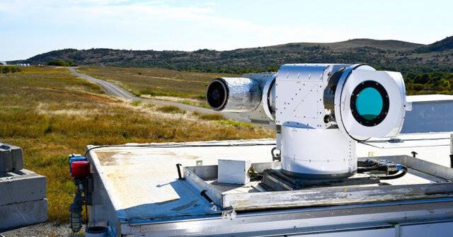 شکار پهپاد با جدیدترین سلاح لیزری ارتش آمریکا+فیلم