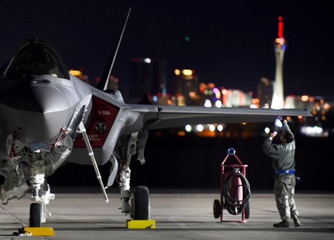 جنگنده F-35 با نام کامل F-35 Joint Strike Fighter هنوز هم از 13 نقص عمده رنج می برد، از جمله توپی که دچار ترکیدگی شده و مشکلاتی در زمینه دقت هدفگیری.