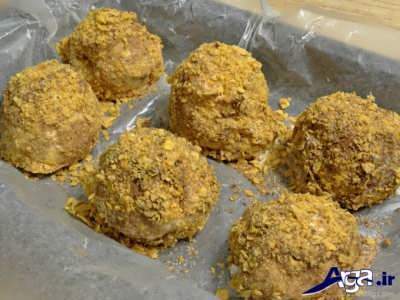 غلطاندن توپ های بستنی در درون مواد