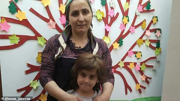دست یک دختر 7 ساله روسی بعد از اینکه به خاطر عفونت شدید ناشی از زخم شکنجه های وحشیانه عمه اش شیطان صفتش به قانقاریا مبتلا شده و دیگر قابل درمان نبود قطع شد.