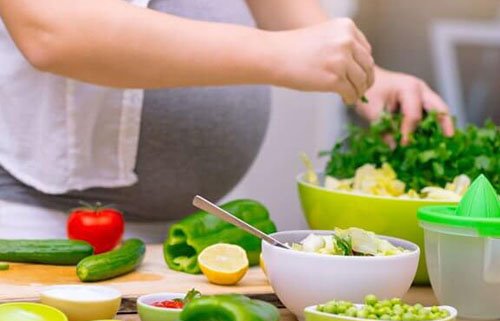 10 تا از بدترین عادت‌های غذایی در خانم‌ها