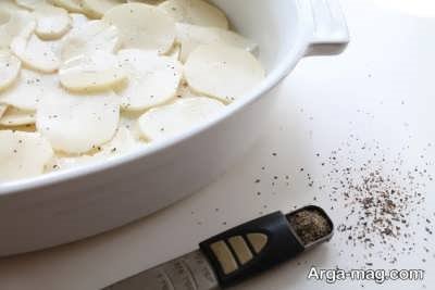 چیدن سیب زمینی در ظرف