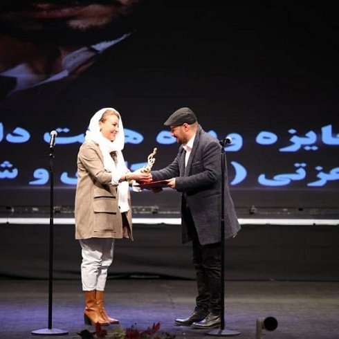 لحظه دریافت جایزه جواد عزتی از دست همسرش مه لقا باقری