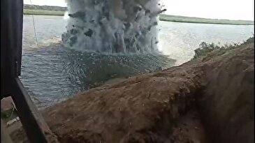 انفجار کنترل شده یک بمب در کف رودخانه اوکراین (فیلم)