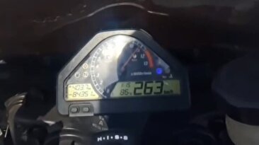 رانندگی با موتور در اتوبانی در ایران با سرعت بالای 260 کیلومتر در ساعت (فیلم)