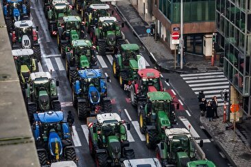 وقتی کشاورزان اروپا را به هم می‌ریزند/ چرا و چگونه؟ (فیلم)