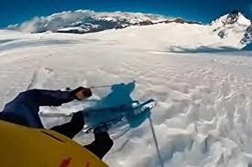 سقوط ترسناک اسکی‌باز به پایین دره، بخاطر یک اشتباه / دوربین روی کلاه همه چیز را ضبط کرد (فیلم)