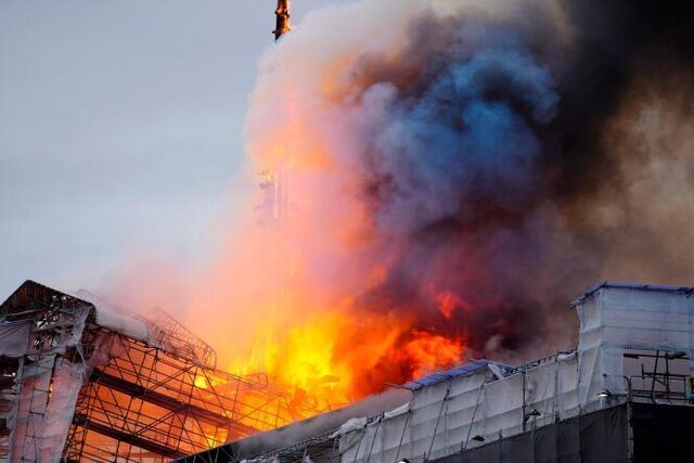 آتش سوزی گسترده ساختمان تاریخی 400 ساله/ عکس