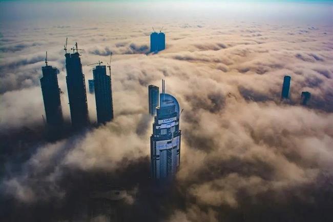 منظره نادر ابرها بر فراز دبی از برج خلیفه، مرتفع ترین ساختمان جهان