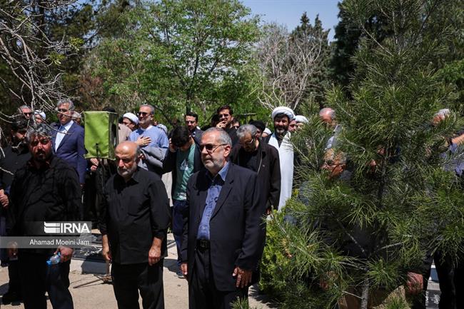 غیبت احمدی نژاد در مراسم تشییع پیکر معاونش /دولتمردان سابق آمدند +عکس