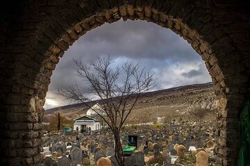 سفرنامه؛ اولین قبرستان مسلمانان در ایران؛ اینجا جسد مردگان پوسیده نمی‌شود؟/ عکس