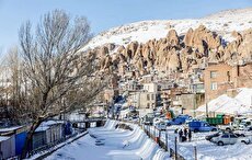 تصاویری از بارش شدید برف در یک روستای تاریخی (فیلم)