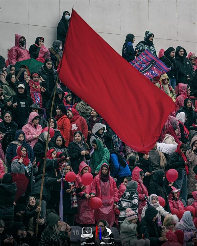 حضور پرشور بانوان نساجی زیر باران