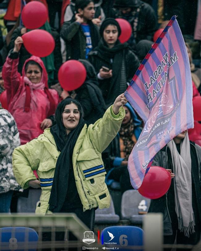 حضور پرشور بانوان نساجی زیر باران