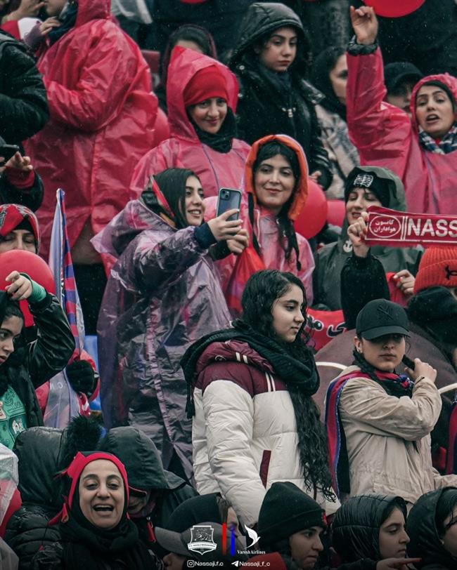 حضور پرشور بانوان نساجی زیر باران