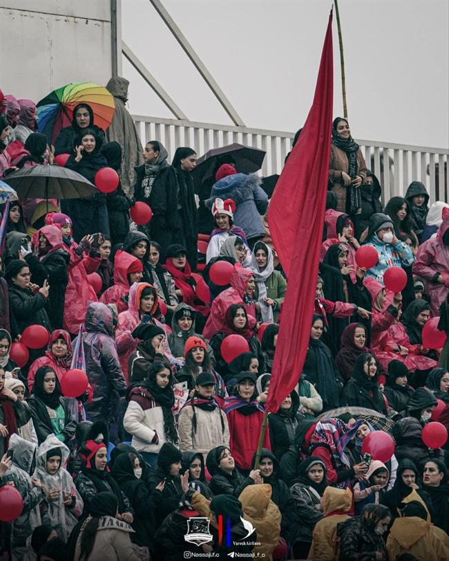 حضور پرشور بانوان نساجی زیر باران