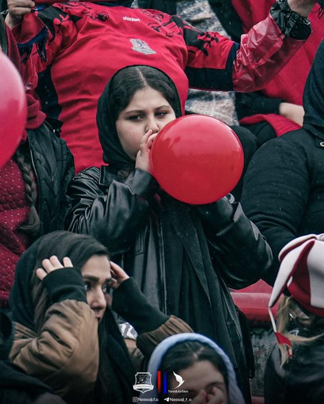 حضور پرشور بانوان نساجی زیر باران