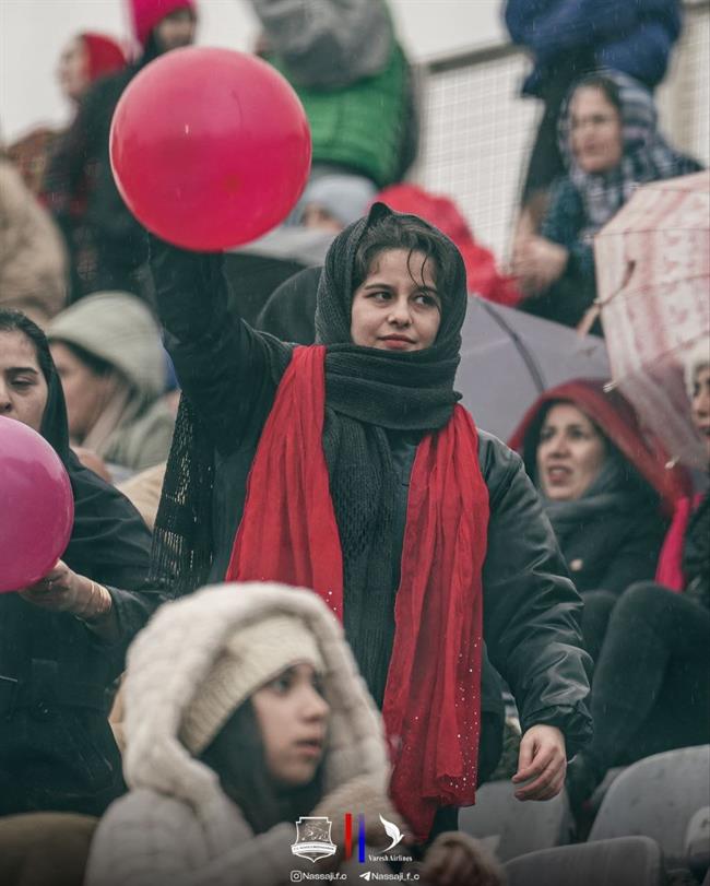 حضور پرشور بانوان نساجی زیر باران