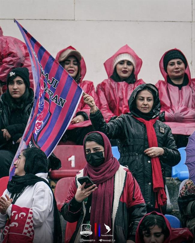 حضور پرشور بانوان نساجی زیر باران