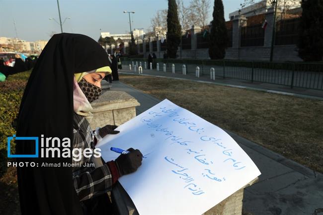 تصاویری از تجمع بدون مجوز تندروها روبروی مجلس/ آقاتهرانی در قسمت بارِ نیسان آبی سخنرانی کرد