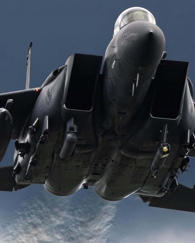 پرواز F-15 بر فراز آسمان