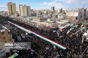 درخواست از سران قوا برای اجرای قانون حجاب در قطعنامه راهپیمایی 22 بهمن/ همسر وزیر خارجه فقید پشت تریبون رفت