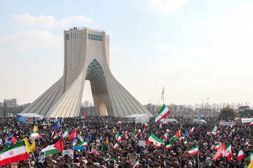 جشن 46 سالگی انقلاب در خیابان‌های ایران/همه آمده بودند؛ از سردار قاآنی، ناطق نوری و روحانی تا فرزند رهبری/مذاکرات ایران و آمریکا بحث داغ سیاسی شد+جدول