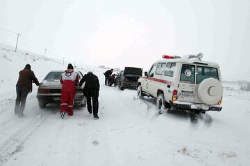 امدادرسانی هلال‌احمر خراسان رضوی به 400 خودرو گرفتار در جاده‌های استان