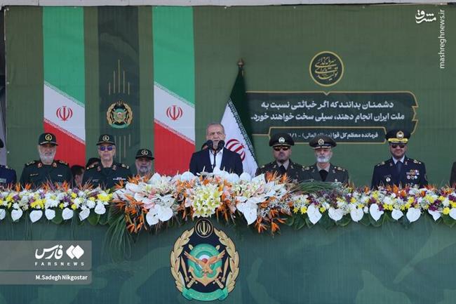 مراسم روز ارتش با حضور رئیس جمهور در جوار حرم امام خمینی(ره) برگزار شد + عکس و فیلم