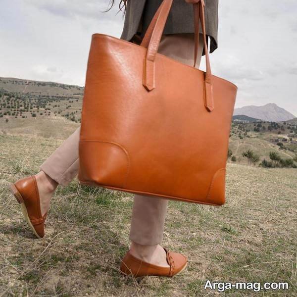 تیپ ساده با کفش قهوه ای