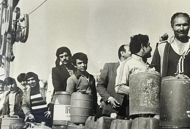 صف نفت در تهران/ زمستان57 (عکس)