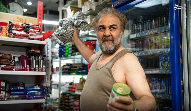 طنز آیتمی یا لودگی؟ نقدی بر سلطه سبک «عامریان فیلم» و عطاران بر کمدی ایران/ اجل معلق به هویت زنان امروز توهین می‌کند