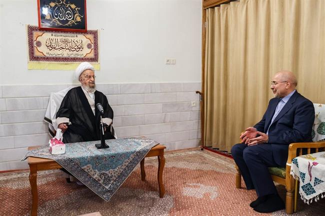 آیت الله مکارم شیرازی: متأسفانه دست‌هایی در کار است که نمی‌گذارند حق مردم به مردم برسد/ شنیده‌ایم برخی از بانک‌ها با اقدامات خود موجب افزایش تورم و فشار بر مردم شده‌اند