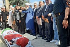 اقامه نماز بر پیکر صابر کاظمی والیبالیست کشورمان (فیلم)