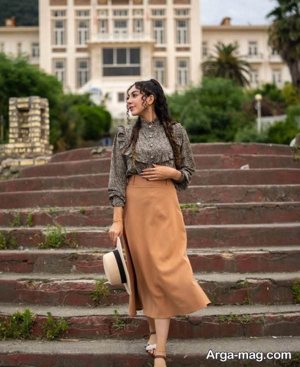 استایل با دامن قهوه ای خاص
