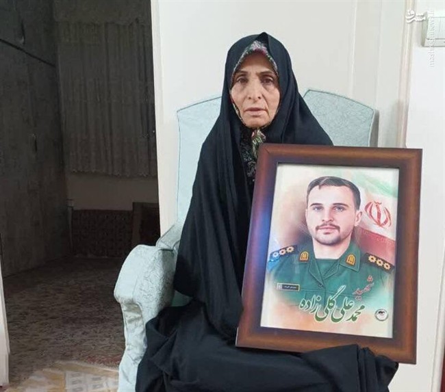 پرچمی برافراشته در میان مردم بود