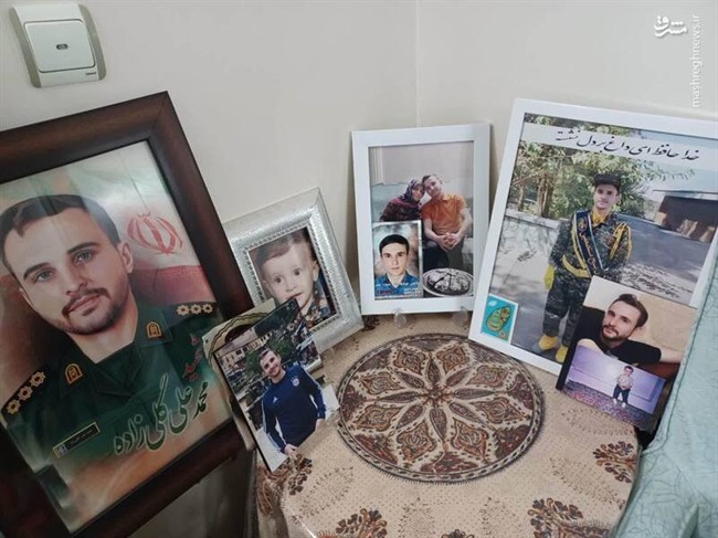 پرچمی برافراشته در میان مردم بود