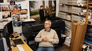 خداحافظی با شکارچی طنزآمیز روزمرگی / ما زیر ذره بین نگاهش بودیم (فیلم)