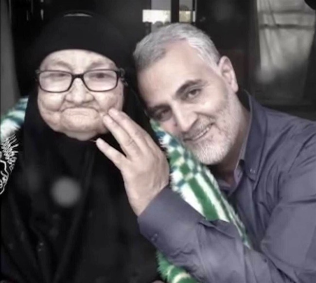 عکس شهید سردار سلیمانی در کنار مادرش