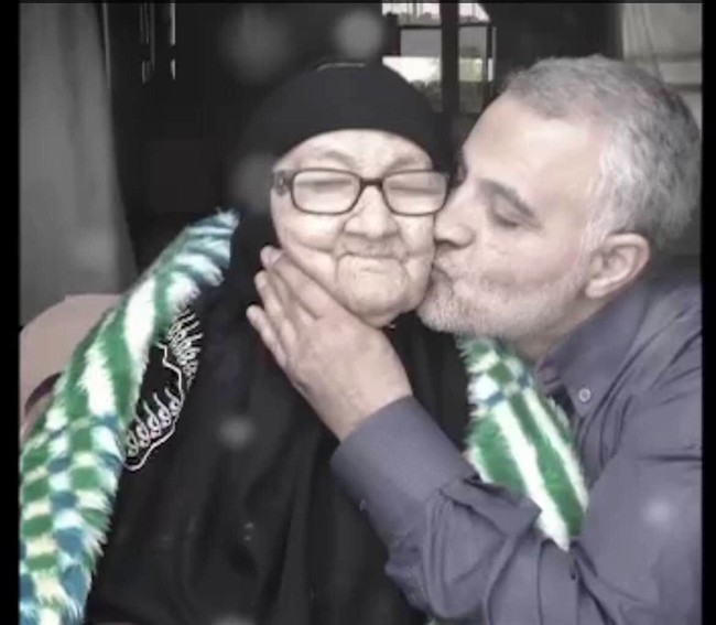 عکس شهید سردار سلیمانی در کنار مادرش
