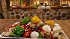 طرز تهیه کباب اردک شکم‌پر با خرچنگ و صدف در سنگاپور (فیلم)