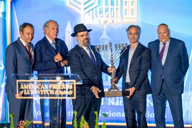 قدردانی فرقه صهیونی مرموز از غول فناوری ارتباطی آمریکا/ صهیونیستها بابت جاسوسی از شهروندان آمریکایی دستخوش می دهند+عکس