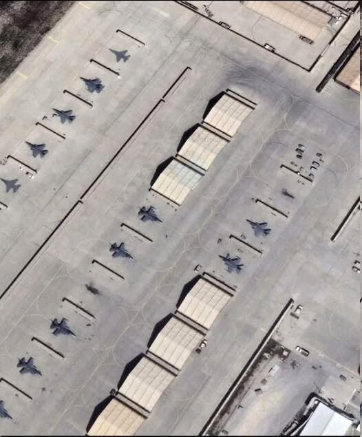 واشنگتنپست: طالبان تصاویر هواپیماهای نظامی را در پایگاه هوایی بگرام نقاشی کرده است