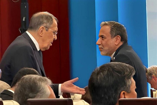 مذاکره عراقچی با لاوروف درباره برنامه هسته‌ای ایران